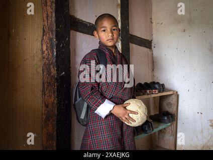 Bhutaner Mönch zurück von der Schule in Nyenzer Lhakhang, Thedtsho Gewog, Wangdue Phodrang, Bhutan Stockfoto