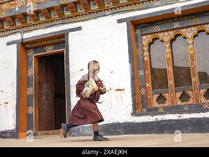 Bhutaner Mönch zurück von der Schule in Nyenzer Lhakhang, Thedtsho Gewog, Wangdue Phodrang, Bhutan Stockfoto