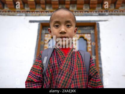 Bhutaner Mönch zurück von der Schule in Nyenzer Lhakhang, Thedtsho Gewog, Wangdue Phodrang, Bhutan Stockfoto