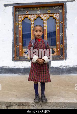 Bhutaner Mönch zurück von der Schule in Nyenzer Lhakhang, Thedtsho Gewog, Wangdue Phodrang, Bhutan Stockfoto