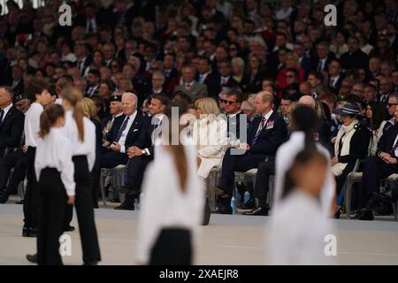 US-Präsident Joe Biden (links), französischer Präsident Emmanuel Macron und seine Frau Brigitte und der Prinz von Wales sitzen bei der offiziellen internationalen Zeremonie zum 80. Jahrestag des D-Day in Omaha Beach in Saint-Laurent-sur-Mer, Normandie, Frankreich, in der ersten Reihe. wir treffen uns mit über 25 Staatschefs und Veteranen aus aller Welt. Bilddatum: Donnerstag, 6. Juni 2024. Stockfoto