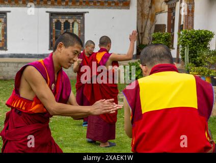 Bhutanische Novizen Mönche debattieren in Nyenzer Lhakhang, Thedtsho Gewog, Wangdue Phodrang, Bhutan Stockfoto