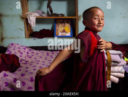 Bhutanischer Mönch im Schlafsaal Nyenzer Lhakhang, Thedtsho Gewog, Wangdue Phodrang, Bhutan Stockfoto