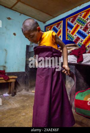 Bhutanischer Mönch im Schlafsaal Nyenzer Lhakhang, Thedtsho Gewog, Wangdue Phodrang, Bhutan Stockfoto