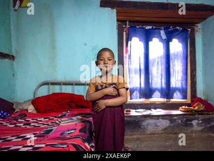 Bhutanischer Mönch im Schlafsaal Nyenzer Lhakhang, Thedtsho Gewog, Wangdue Phodrang, Bhutan Stockfoto