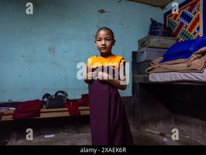 Bhutanischer Mönch im Schlafsaal Nyenzer Lhakhang, Thedtsho Gewog, Wangdue Phodrang, Bhutan Stockfoto