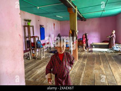 Bhutanische Novizen Mönche im Schlafsaal Nyenzer Lhakhang, Thedtsho Gewog, Wangdue Phodrang, Bhutan Stockfoto