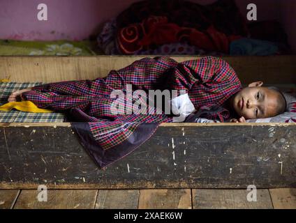 Bhutanischer Mönch, der im Schlafsaal Nyenzer Lhakhang, Thedtsho Gewog, Wangdue Phodrang, Bhutan, lebt Stockfoto