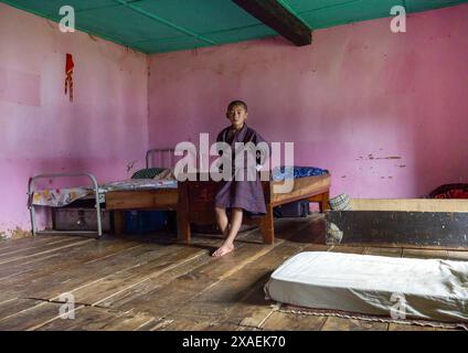 Bhutanischer Mönch im Schlafsaal Nyenzer Lhakhang, Thedtsho Gewog, Wangdue Phodrang, Bhutan Stockfoto