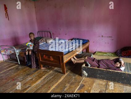 Bhutanische Novizen Mönche im Schlafsaal Nyenzer Lhakhang, Thedtsho Gewog, Wangdue Phodrang, Bhutan Stockfoto