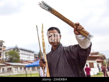 Bhutanischer Bogenschütze mit Pfeilen in der Hand, Chang Gewog, Thimphu, Bhutan Stockfoto