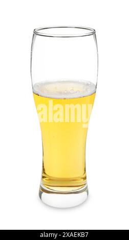 Ein halbes Glas kaltes Bier, isoliert auf weiß Stockfoto