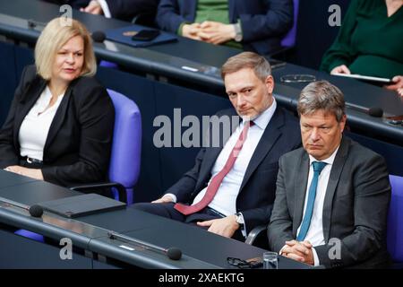 Habeck, Lindner, Faeser Bundeswirtschaftsminister Robert Habeck, Bundesfinanzminister Christian Lindner, Mitte, und Bundesinnenministerin Nancy Faeser im Bundestag, Berlin, 06.06.2024. Berlin Berlin Deutschland *** Habeck, Lindner, Faeser Bundeswirtschaftsminister Robert Habeck, Bundesfinanzminister Christian Lindner, Zentrum, und Bundesinnenministerin Nancy Faeser im Bundestag, Berlin, 06 06 06 2024 Berlin Berlin Deutschland Stockfoto