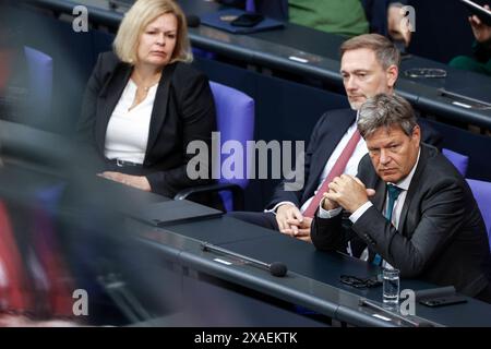 Habeck, Lindner, Faeser Bundeswirtschaftsminister Robert Habeck, Bundesfinanzminister Christian Lindner, Mitte, und Bundesinnenministerin Nancy Faeser im Bundestag, Berlin, 06.06.2024. Berlin Berlin Deutschland *** Habeck, Lindner, Faeser Bundeswirtschaftsminister Robert Habeck, Bundesfinanzminister Christian Lindner, Zentrum, und Bundesinnenministerin Nancy Faeser im Bundestag, Berlin, 06 06 06 2024 Berlin Berlin Deutschland Stockfoto