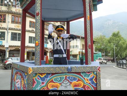 Ein Verkehrspolizist an einer Kreisstraße, Chang Gewog, Thimphu, Bhutan Stockfoto