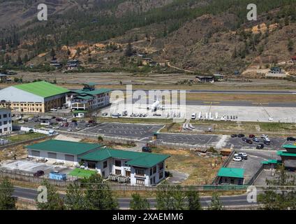 Blick auf den internationalen Flughafen, Wangchang Gewog, Paro, Bhutan Stockfoto
