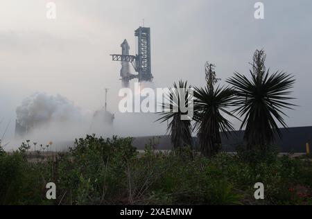 Boca Chica, USA. Juni 2024. Großer Erfolg für die SpaceX mit den Raumschiffen S29 und B11 nach dem Abheben konnten beide Fahrzeuge die Spritzwasser kontrollieren. Das S29-Raumschiff ist wieder in kontrollierter Weise eingelaufen. 7:50 UHR CDT Starbase, Boca Chica, Cameron Count, Texas, USA. (Foto: Scott Schilke/SipaUSA.com) Credit: SIPA USA/Alamy Live News Stockfoto