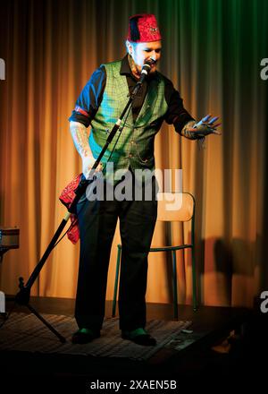 Bloody Bones Freakshow Performer, Human Menagerie Cabaret Show, Southend-on-Sea, Essex © Clarissa Debenham (Film Free Photography) / Alamy Stockfoto