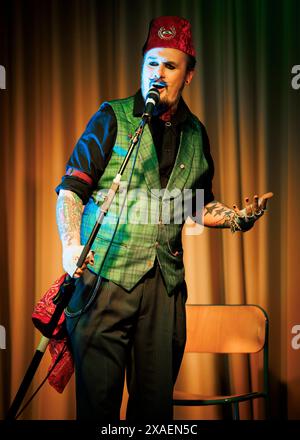 Bloody Bones Freakshow Performer, Human Menagerie Cabaret Show, Southend-on-Sea, Essex © Clarissa Debenham (Film Free Photography) / Alamy Stockfoto