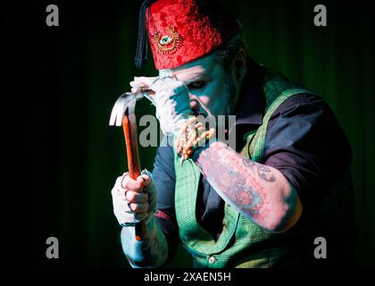 Bloody Bones Freakshow Performer, Human Menagerie Cabaret Show, Southend-on-Sea, Essex © Clarissa Debenham (Film Free Photography) / Alamy Stockfoto