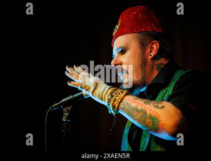 Bloody Bones Freakshow Performer, Human Menagerie Cabaret Show, Southend-on-Sea, Essex © Clarissa Debenham (Film Free Photography) / Alamy Stockfoto