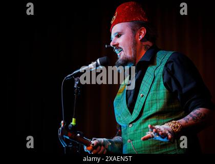 Bloody Bones Freakshow Performer, Human Menagerie Cabaret Show, Southend-on-Sea, Essex © Clarissa Debenham (Film Free Photography) / Alamy Stockfoto