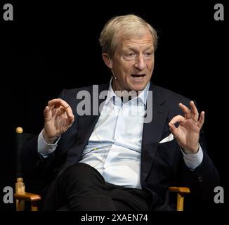 Juni 2024 – Los Angeles, Kalifornien, USA – TOM STEYER spricht während eines Live Talks in Los Angeles im Glorya Kaufman Performing Arts Center über sein Buch „Cheaper, Faster, Better: How We'll Win the Climate war“. (Kreditbild: © Brian Cahn/ZUMA Press Wire) NUR REDAKTIONELLE VERWENDUNG! Nicht für kommerzielle ZWECKE! Stockfoto