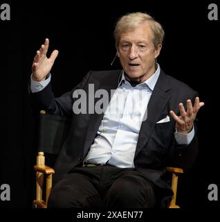 Juni 2024 – Los Angeles, Kalifornien, USA – TOM STEYER spricht während eines Live Talks in Los Angeles im Glorya Kaufman Performing Arts Center über sein Buch „Cheaper, Faster, Better: How We'll Win the Climate war“. (Kreditbild: © Brian Cahn/ZUMA Press Wire) NUR REDAKTIONELLE VERWENDUNG! Nicht für kommerzielle ZWECKE! Stockfoto