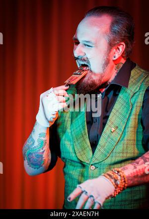 Bloody Bones Freakshow Performer, Human Menagerie Cabaret Show, Southend-on-Sea, Essex © Clarissa Debenham (Film Free Photography) / Alamy Stockfoto