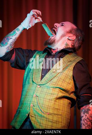 Bloody Bones Freakshow Performer, Human Menagerie Cabaret Show, Southend-on-Sea, Essex © Clarissa Debenham (Film Free Photography) / Alamy Stockfoto