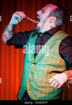 Bloody Bones Freakshow Performer, Human Menagerie Cabaret Show, Southend-on-Sea, Essex © Clarissa Debenham (Film Free Photography) / Alamy Stockfoto