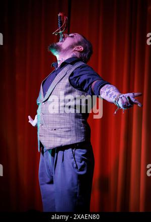 Bloody Bones Freakshow Performer, Human Menagerie Cabaret Show, Southend-on-Sea, Essex © Clarissa Debenham (Film Free Photography) / Alamy Stockfoto