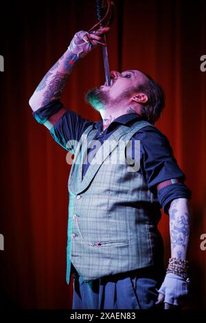 Bloody Bones Freakshow Performer, Human Menagerie Cabaret Show, Southend-on-Sea, Essex © Clarissa Debenham (Film Free Photography) / Alamy Stockfoto