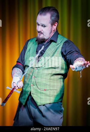 Bloody Bones Freakshow Performer, Human Menagerie Cabaret Show, Southend-on-Sea, Essex © Clarissa Debenham (Film Free Photography) / Alamy Stockfoto