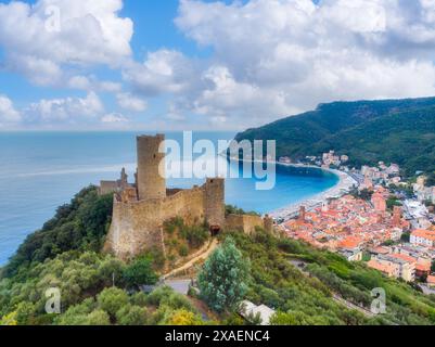 Luftaufnahme der Burg Monte Ursino im alten Dorf Noli an der italienischen Riviera. Noli, Ligury, Italien Stockfoto