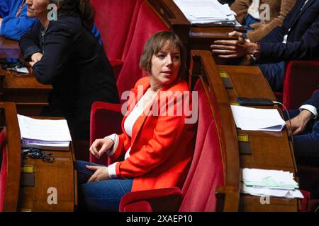 Paris, Frankreich. Juni 2024. Sarah Legrain, Stellvertreterin der La France Insoumise-Gruppe, wurde während der Fragestunde an Premierminister Gabriel Attal in der Nationalversammlung gesehen. Eine wöchentliche Sitzung der Befragung des französischen Premierministers Gabriel Attal findet in der Nationalversammlung im Palais Bourbon in Paris statt. Quelle: SOPA Images Limited/Alamy Live News Stockfoto