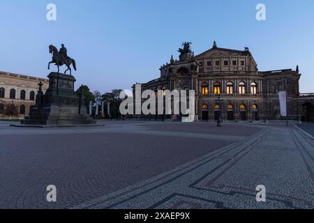 Semperoper und König-Johann-Denkmal auf dem Theaterplatz zur blauen Stunde am Morgen, Dresden, Sachsen, Deutschland *** Semperoper und König Jo Stockfoto