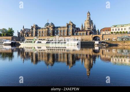 Elbansicht der Altstadt mit Schiff, Kunstakademie und Frauenkirche, Dresden, Sachsen, Deutschland *** Elbansicht der Altstadt mit Schiff, Kunstakademie Stockfoto