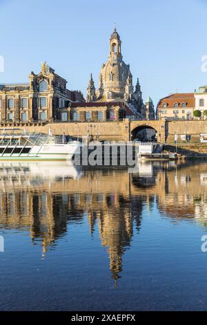 Terrassenufer mit Kunstakademie und der Kuppel der Frauenkirche und Spiegelung in der Elbe, Dresden, Sachsen, Deutschland *** Terrassenufer mit Art A Stockfoto