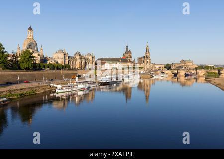 Beühmte Stadtansicht mit Elbe, Dampfern am Terrassenufer, Frauenkirche, Kunstakademie, Ständehaus, Hofkirche und Semperoper, Dresden, Sachsen, Deutsch Stockfoto