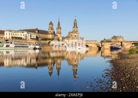 Stadtansicht mit Schaufelraddampfer und Spiegelung in der Elbe, Brühlsche Terrasse mit Sekundogenitur, Ständehaus, Hausmannsturm, Hofkirche und Semper Stockfoto