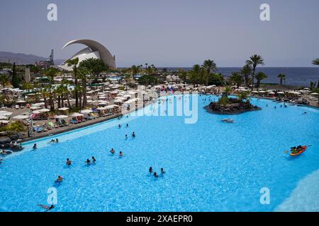 Moderne Oase, Cesar Manrique Pools, Santa Cruz de Tenerife, Spanien. 06.04.2024 Stockfoto