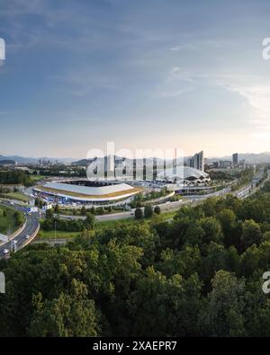 Ljubljana Stozice, Slowenien - 19. Juni 2023: Sonnenuntergang über dem Stadion bei einem Fußballspiel, Drohnenschuss aus der Luft. Sporttourismus und Reisezielkonzepte Stockfoto