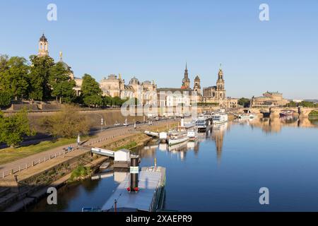 Beühmte Stadtansicht mit Elbe, Dampfern am Terrassenufer, Frauenkirche, Kunstakademie, Hausmannsturm, Ständehaus, Hofkirche und Semperoper, Dresden, S Stockfoto