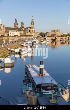Beühmte Stadtansicht mit Elbe, Dampfern am Terrassenufer, Hausmannsturm, Ständehaus, Hofkirche und Semperoper, Dresden, Sachsen, Deutschland *** famou Stockfoto