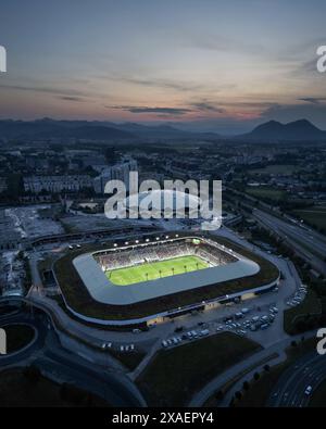 Ljubljana Stozice, Slowenien - 19. Juni 2023: Panoramablick auf ein berühmtes Fußballstadion am Abend, aus der Luft. Stockfoto