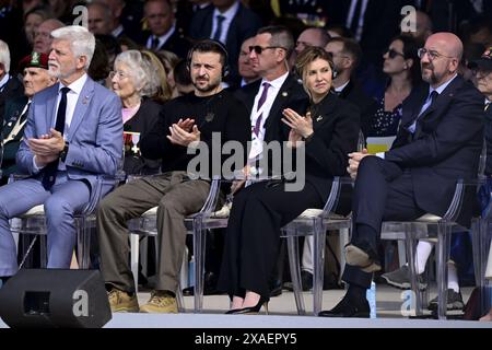 Der tschechische Präsident Petr Pawel, der ukrainische Präsident Wolodymyr Zelensky, Zelenskys Ehefrau, die ukrainische First Lady Olena Zelenska und der Präsident des Europäischen Rates, der belgische Präsident Charles Michel, die während einer internationalen Zeremonie am Strand von Omaha im Rahmen der Gedenkfeier zum 80. Jahrestag der Landungen in der Normandie in Saint-Laurent-sur-Mer, Frankreich, dargestellt wurden, Donnerstag, 06. Juni 2024 Heute ist es genau 80 Jahre her, dass in der Normandie die Operation Overlord (D-Day) begann, die Operation der Alliierten gegen die Besetzung Westeuropas durch Nazi-Deutschland. Die Operation läutete das Ende des Zweiten Weltkriegs ein. BELG Stockfoto