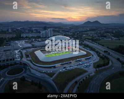 Ljubljana Stozice, Slowenien - 19. Juni 2023: Sonnenuntergang über dem Stadion bei einem Fußballspiel, Drohnenschuss aus der Luft. Sporttourismus und Reisezielkonzepte Stockfoto