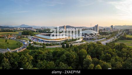 Ljubljana Stozice, Slowenien - 19. Juni 2023: Moderner Sportpark mit Stadion und Arena bei Sonnenuntergang, Luftsicht. Stockfoto