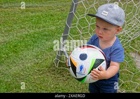 Der Fußball-Nachwuchs trainiert bereits. Der kleine Junge mit dem Fußball. Traunstein Bayern Deutschland *** die jungen Fußballer trainieren den kleinen Jungen bereits mit dem Fußball Traunstein Bayern Deutschland Copyright: XRolfxPossx Stockfoto